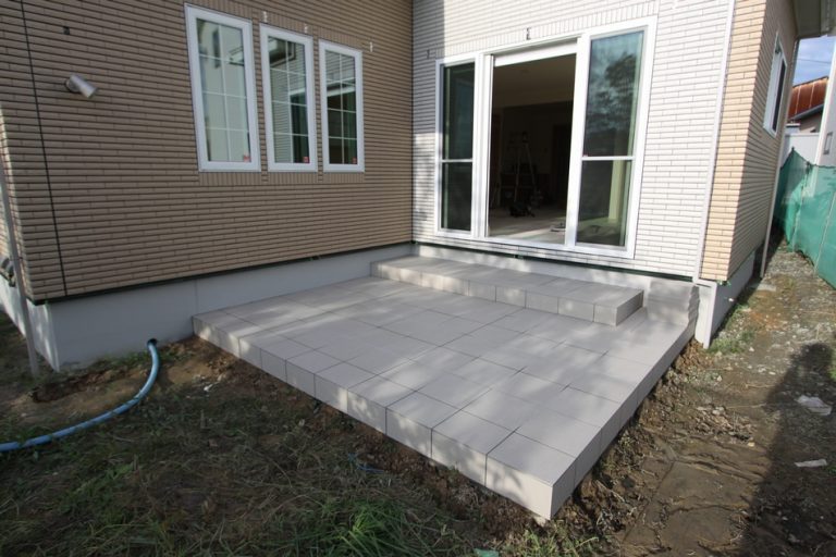 左官屋さん:タイル貼り作業 一条工務店で建てたまぼこのきろく 左官屋さん:タイル貼り作業 一条工務店で建てたまぼこのきろく